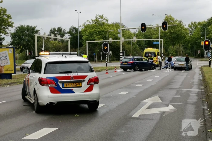 Veel schade bij verkeersongeval met drie auto's