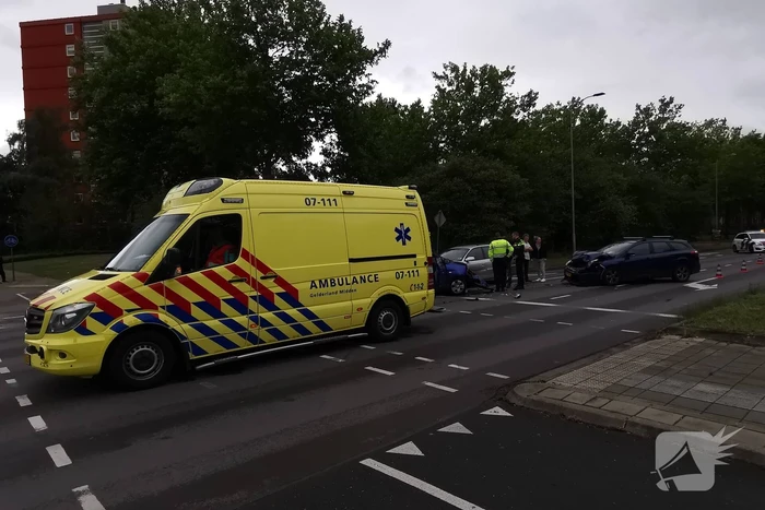 Veel schade bij verkeersongeval met drie auto's