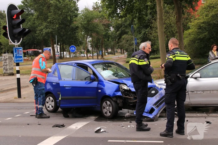 Veel schade bij verkeersongeval met drie auto's