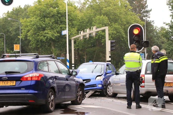 Veel schade bij verkeersongeval met drie auto's