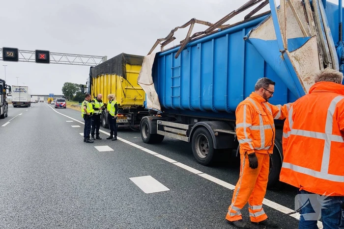 Vrachtwagen ramt met containerbak viaduct