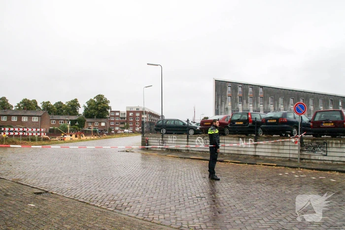 Man met verward gedrag gooit stenen vanaf dak naar agenten