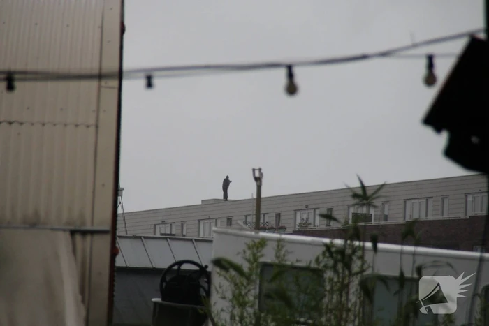 Man met verward gedrag gooit stenen vanaf dak naar agenten