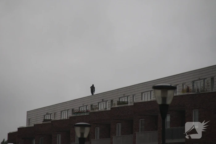 Man met verward gedrag gooit stenen vanaf dak naar agenten