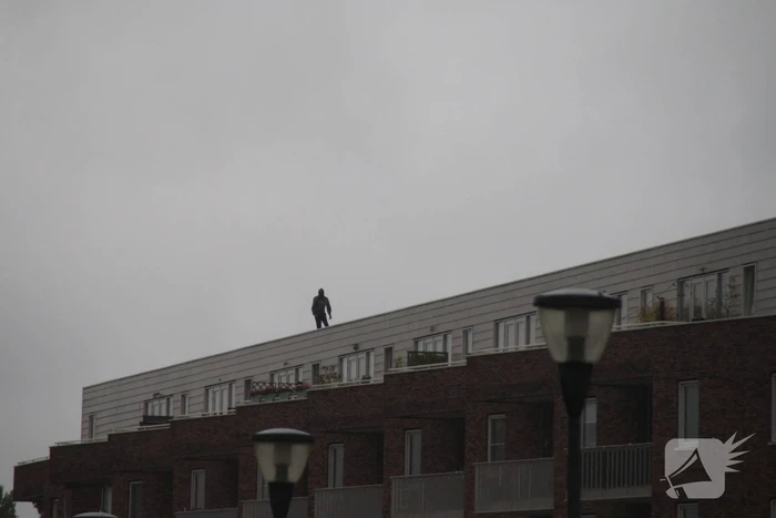 Man met verward gedrag gooit stenen vanaf dak naar agenten