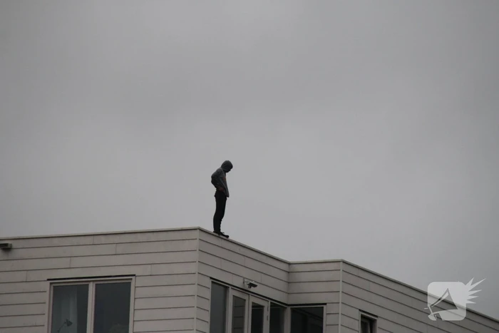 Man met verward gedrag gooit stenen vanaf dak naar agenten