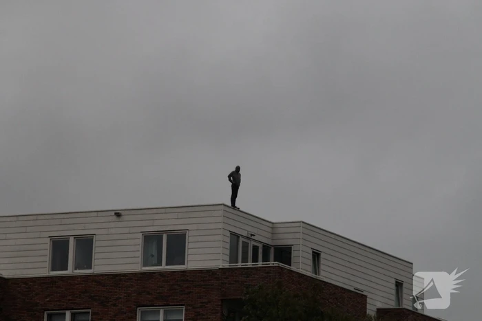 Man met verward gedrag gooit stenen vanaf dak naar agenten