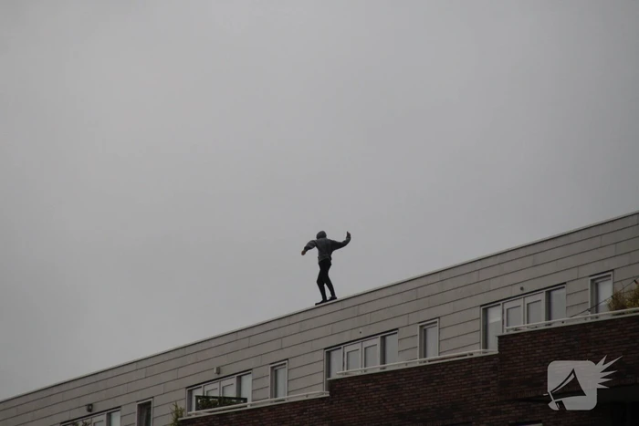 Man met verward gedrag gooit stenen vanaf dak naar agenten