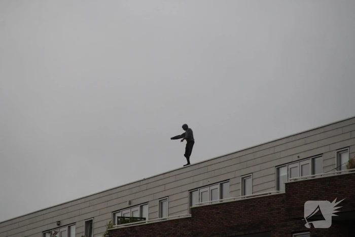 Man met verward gedrag gooit stenen vanaf dak naar agenten