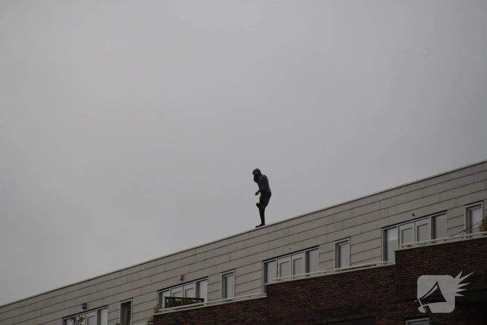 Man met verward gedrag gooit stenen vanaf dak naar agenten