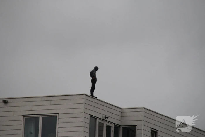 Man met verward gedrag gooit stenen vanaf dak naar agenten