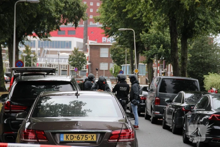 Man met verward gedrag gooit stenen vanaf dak naar agenten
