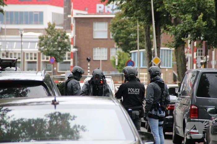 Man met verward gedrag gooit stenen vanaf dak naar agenten