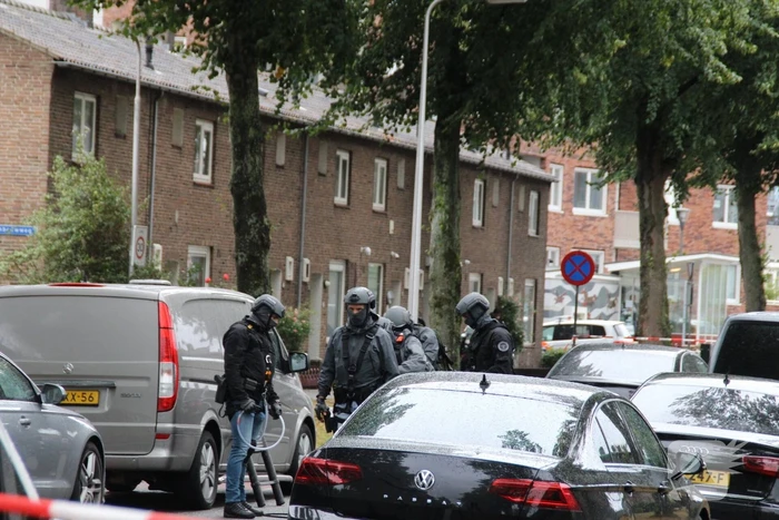 Man met verward gedrag gooit stenen vanaf dak naar agenten