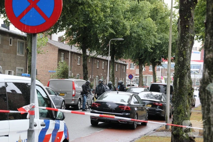 Man met verward gedrag gooit stenen vanaf dak naar agenten