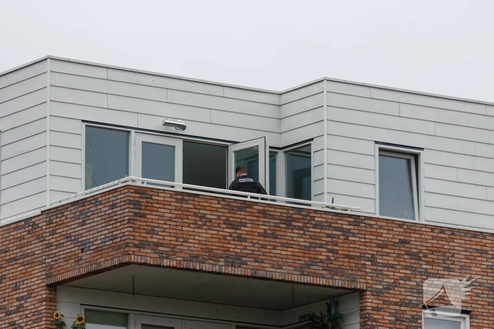 Man met verward gedrag gooit stenen vanaf dak naar agenten
