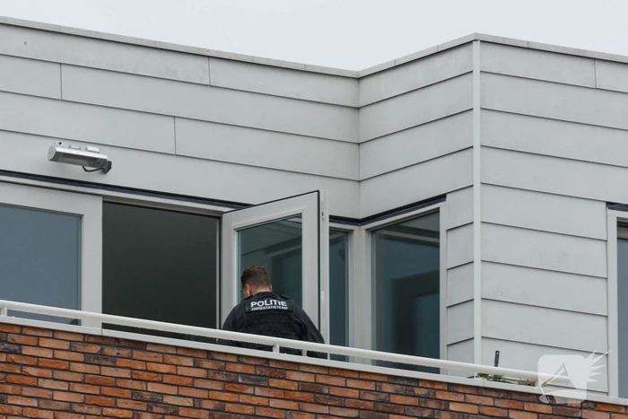Man met verward gedrag gooit stenen vanaf dak naar agenten