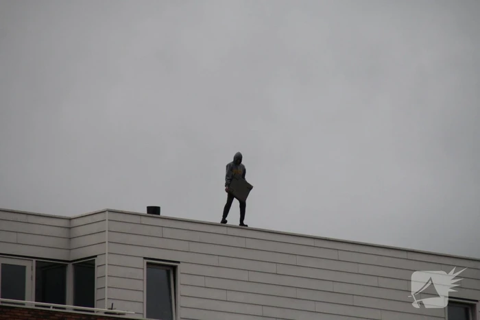 Man met verward gedrag gooit stenen vanaf dak naar agenten