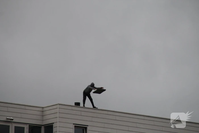 Man met verward gedrag gooit stenen vanaf dak naar agenten