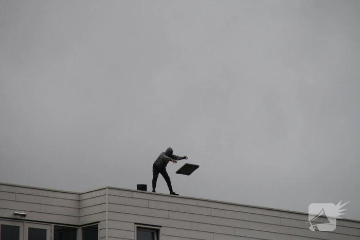 Man met verward gedrag gooit stenen vanaf dak naar agenten