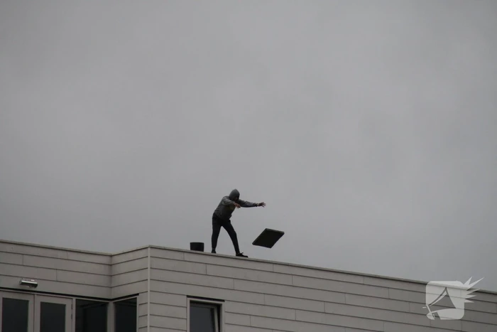 Man met verward gedrag gooit stenen vanaf dak naar agenten