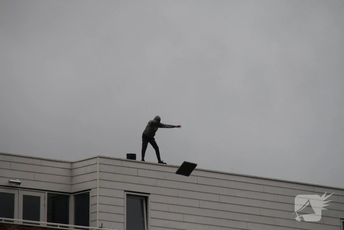 Man met verward gedrag gooit stenen vanaf dak naar agenten
