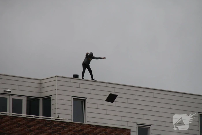 Man met verward gedrag gooit stenen vanaf dak naar agenten