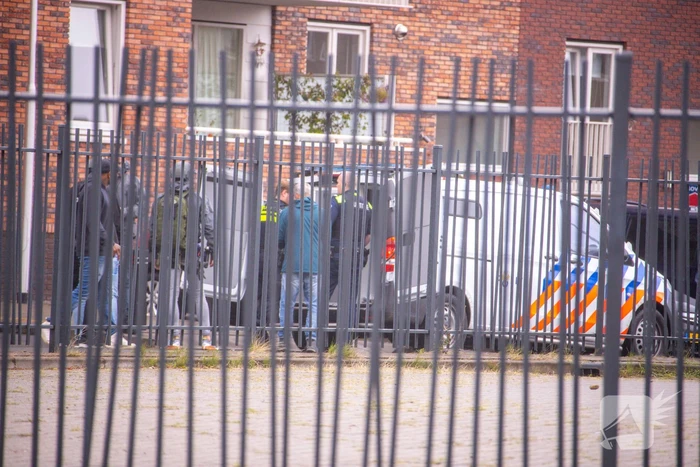 Man met verward gedrag gooit stenen vanaf dak naar agenten
