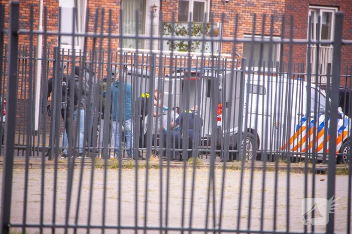 Man met verward gedrag gooit stenen vanaf dak naar agenten