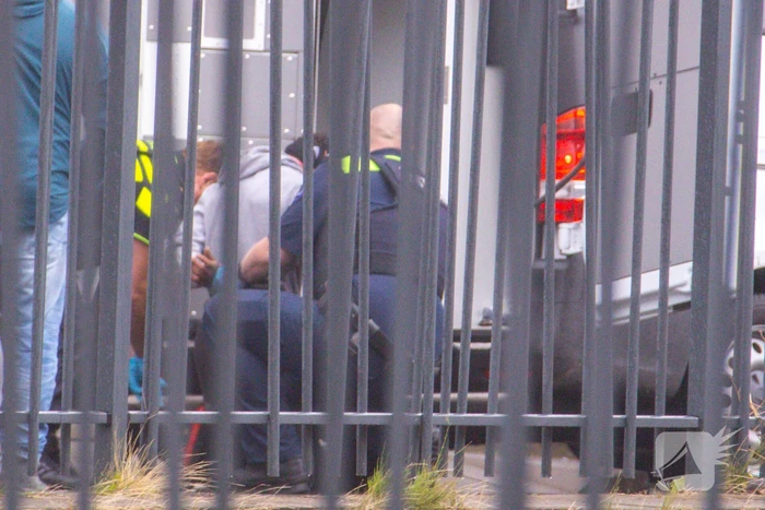 Man met verward gedrag gooit stenen vanaf dak naar agenten
