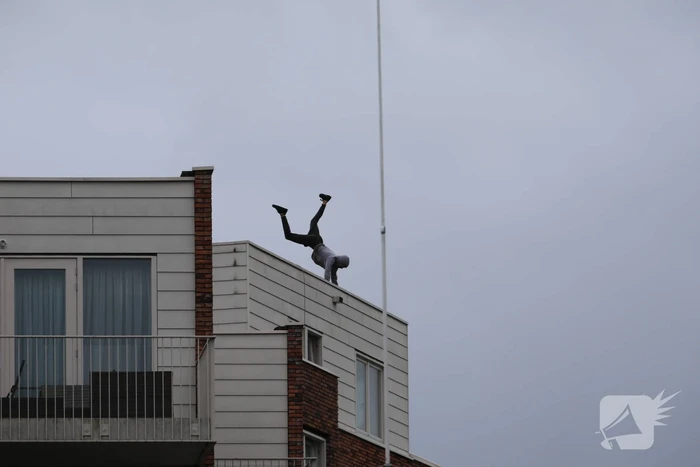 Man met verward gedrag gooit stenen vanaf dak naar agenten