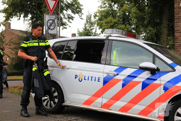 Man met verward gedrag gooit stenen vanaf dak naar agenten