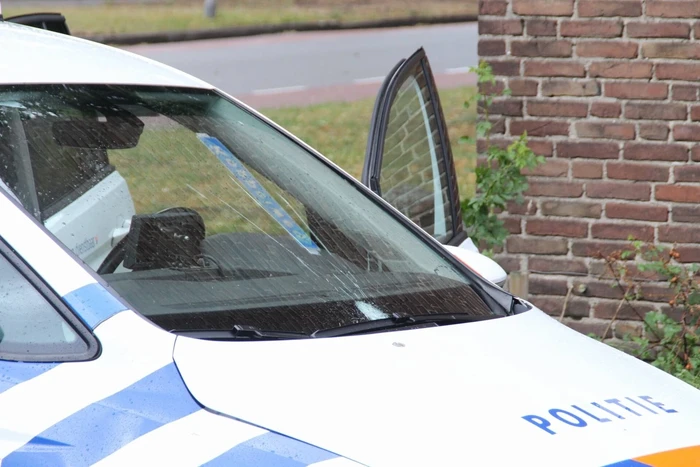Man met verward gedrag gooit stenen vanaf dak naar agenten