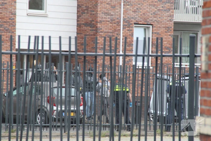 Man met verward gedrag gooit stenen vanaf dak naar agenten