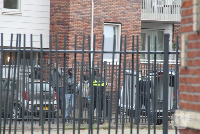 Man met verward gedrag gooit stenen vanaf dak naar agenten