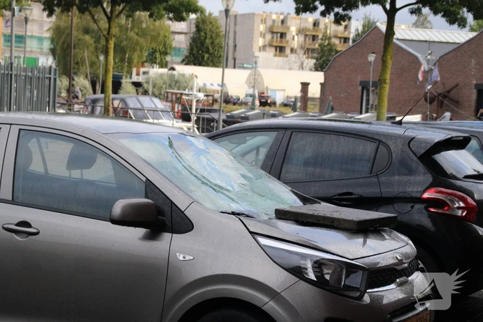 Man met verward gedrag gooit stenen vanaf dak naar agenten