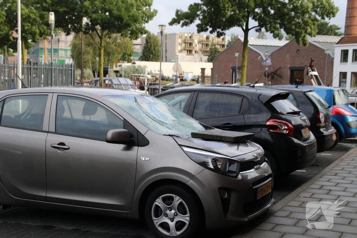 Man met verward gedrag gooit stenen vanaf dak naar agenten