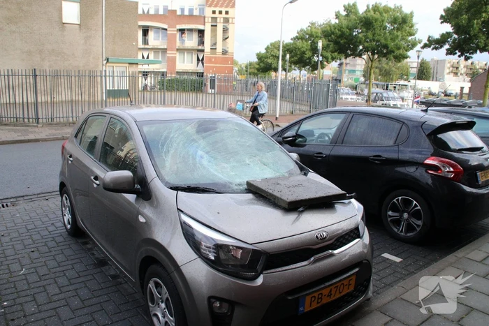 Man met verward gedrag gooit stenen vanaf dak naar agenten