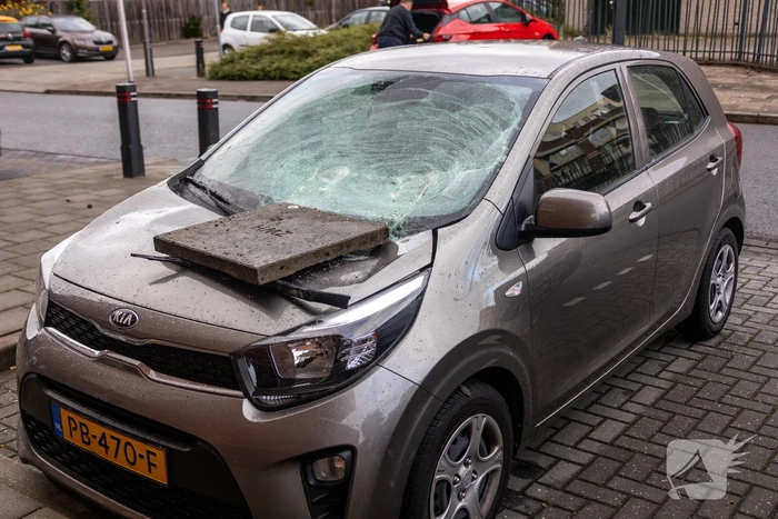Man met verward gedrag gooit stenen vanaf dak naar agenten