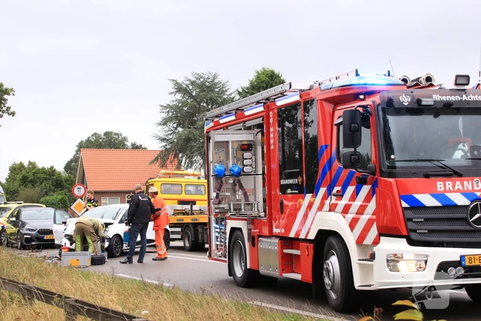 Persoon bekneld na forse aanrijding