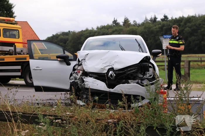 Persoon bekneld na forse aanrijding