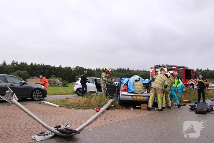 Persoon bekneld na forse aanrijding