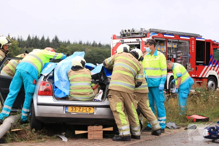 Persoon bekneld na forse aanrijding