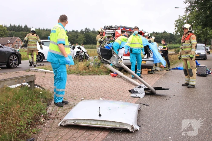Persoon bekneld na forse aanrijding