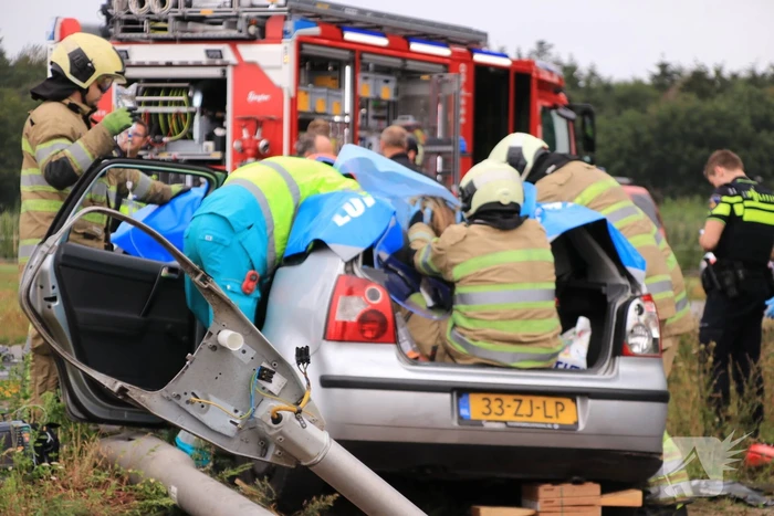 Persoon bekneld na forse aanrijding
