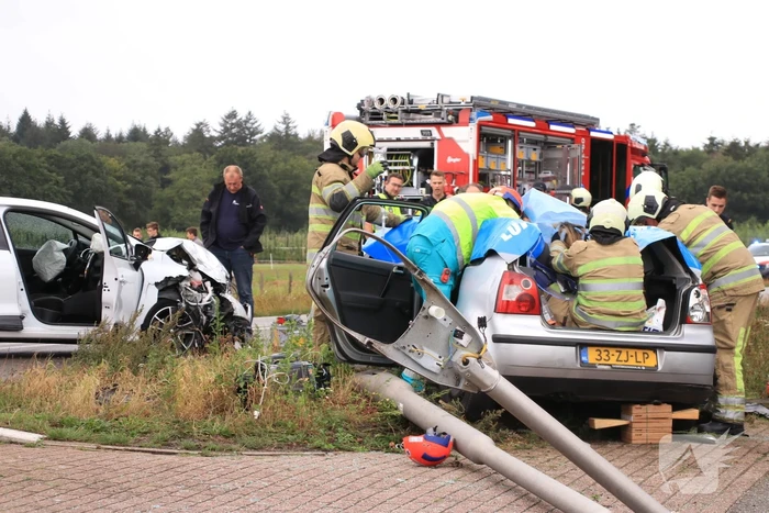 Persoon bekneld na forse aanrijding