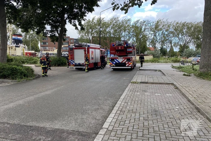 Brandweer verwijderd loshangende tak