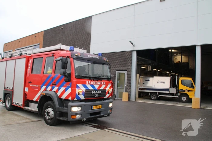 Brandweer doet onderzoek naar brandlucht in gemeentewerf