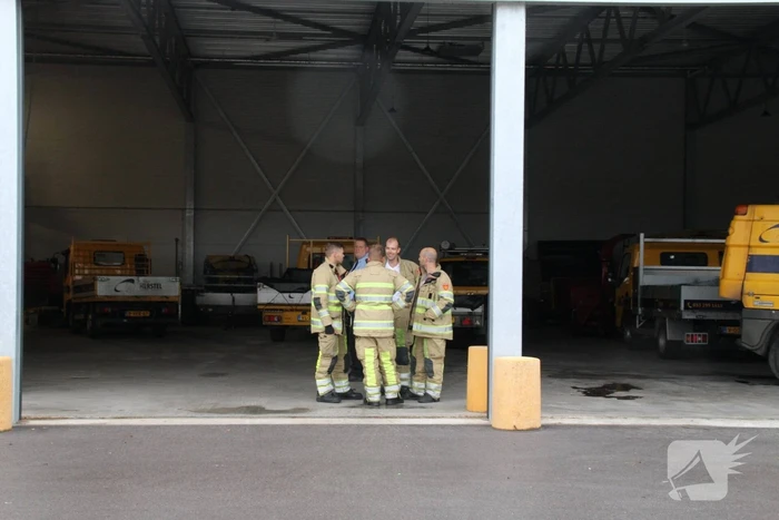 Brandweer doet onderzoek naar brandlucht in gemeentewerf