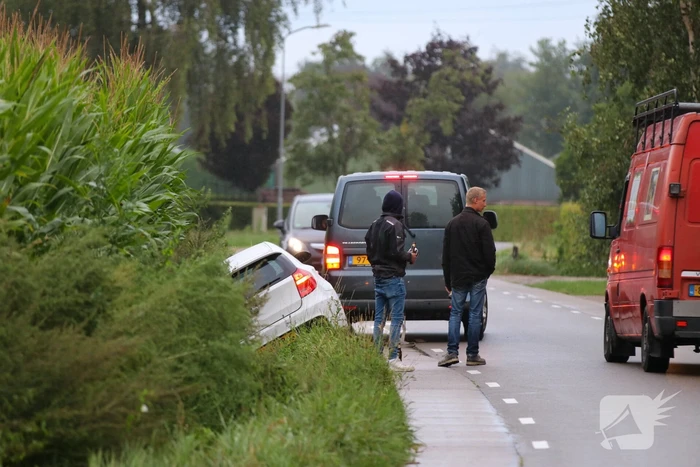 Auto vliegt uit de bocht en belandt in sloot